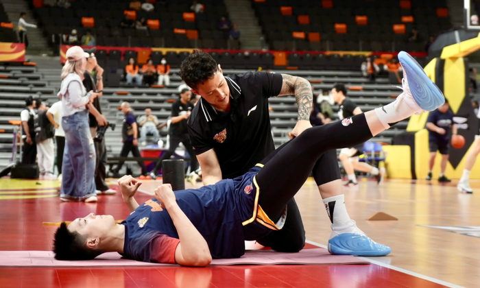 广东队G2大胜广州21分，胡明轩爆发引领逆转